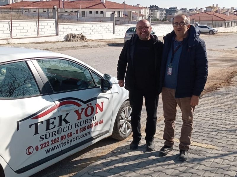 Tek Yön Sürücü Kursu Eğitim Aracı ve Eğitmenleri