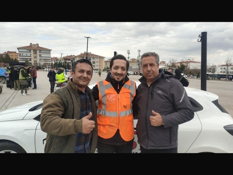 Tek Yön Sürücü Kursu Ekibi ve Sınav Aracı